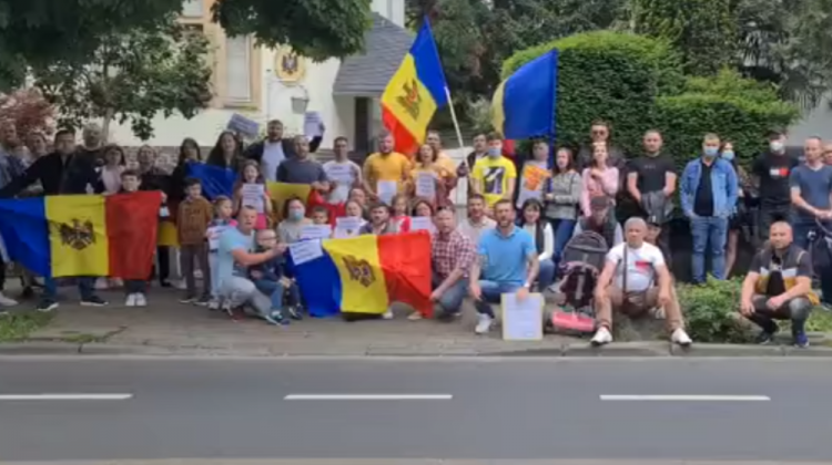 (VIDEO) Moldoveni protestează în Germania: „Nu vă plac voturile noastre, dar vă place când trimitem bani acasă”
