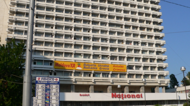 FOTO, VIDEO Cum decurge demolarea Hotelului Național din centrul Capitalei? Indicatoare și limitări în zonă