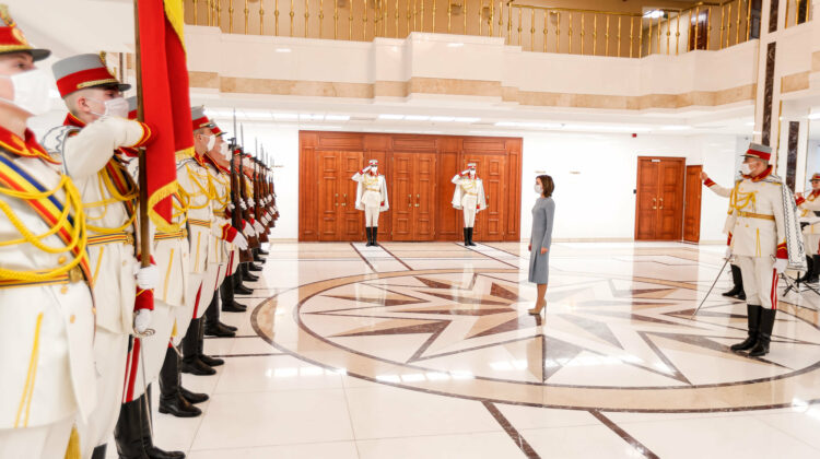 La 29 de ani de la fondarea Gărzii de Onoare, un căpitan și doi soldați s-au ales cu diplomă de la Maia Sandu