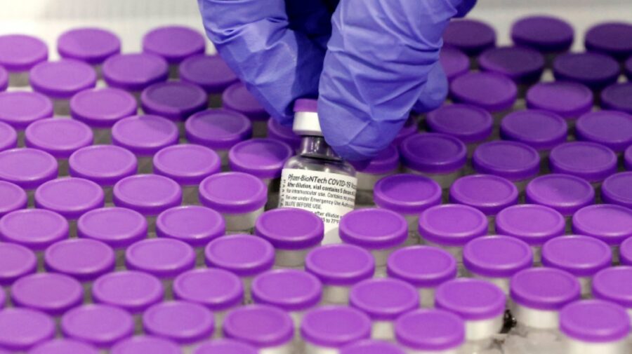 Pfizer evaluează siguranţa unei a treia doze de vaccin împotriva variantei Delta