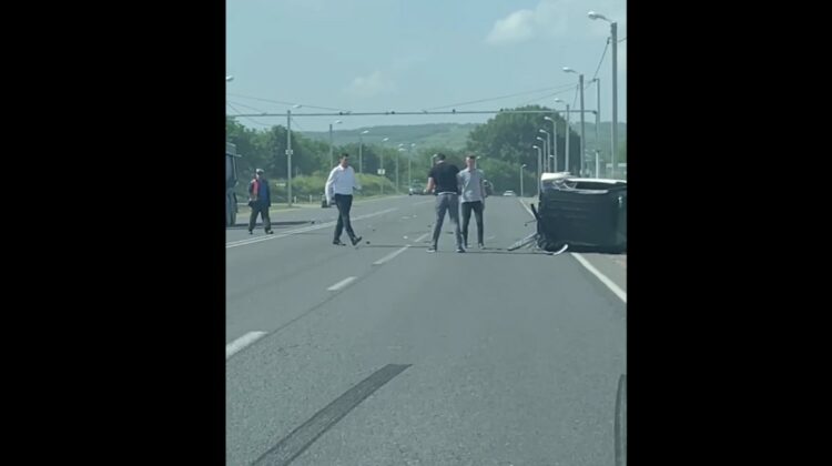 VIDEO De trei ori tăvălug cu un SMART! Norocul unui moldovean care a ieșit singur din mașină după accident