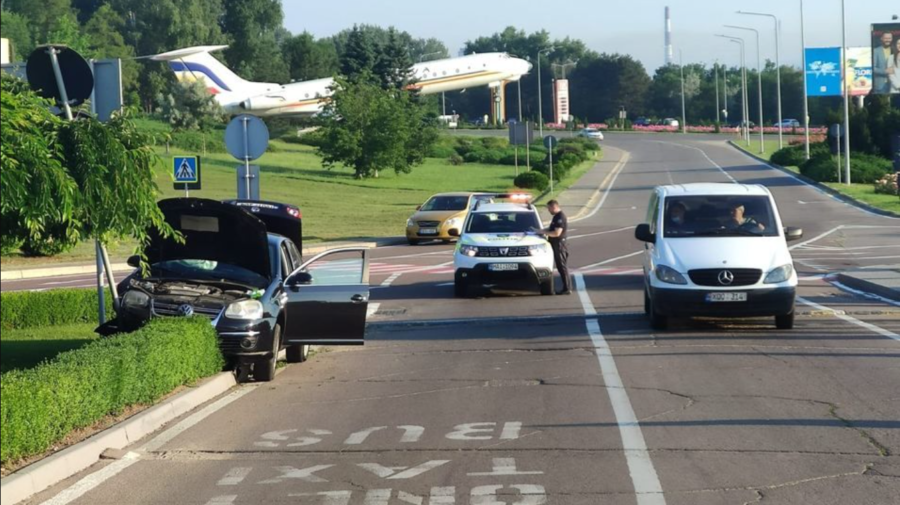 Accident matinal lângă Aeroport: Un automobil a urcat peste bordura carosabilului