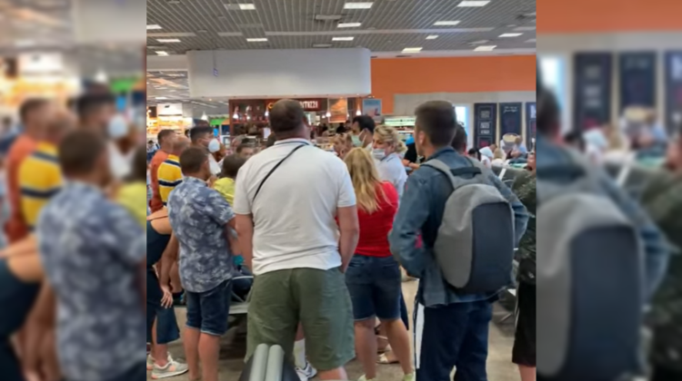 „Până nu am cerut apă, nu ni s-a oferit”. Moldoveni, blocați pe aeroportul din Egipt, au scris plângere pe Air Moldova