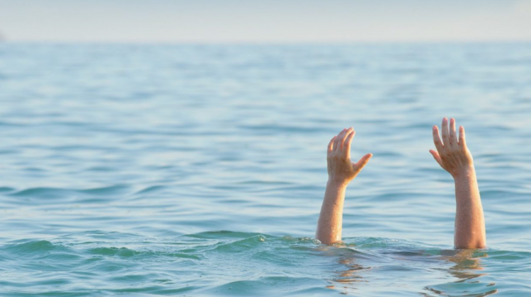 Un adolescent, la un pas de moarte. A intrat în apă fără a ști să înoate