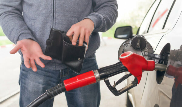 Scumpirea carburanților, „bomboana de pe colivă”! Cât vor achita șoferii mâine pentru benzină și motorină