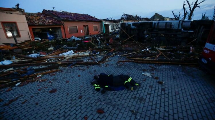 VIDEO Efectele devastatoare ale tornadei din Cehia: trei morți, zeci de răniți, localități distruse