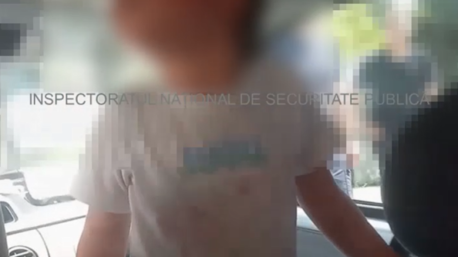 VIDEO Iresponsabilitate FĂRĂ margini! Copil de 3 ani, încuiat în mașina de mama sa, salvat cu greu de polițiști