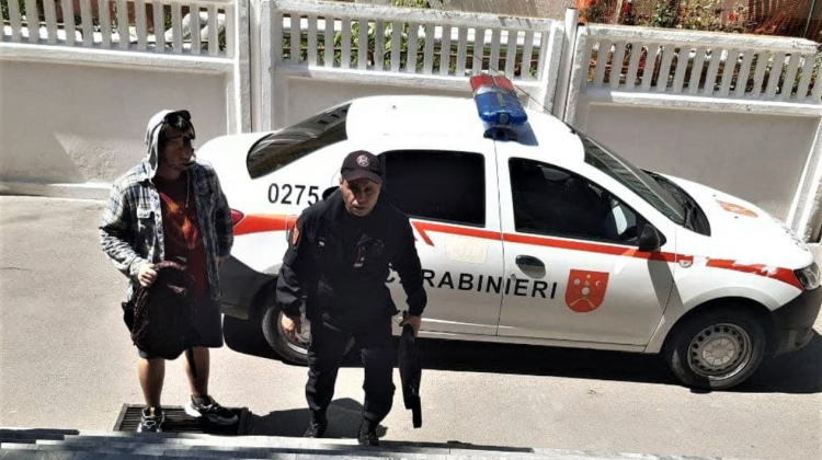(FOTO) Tineri din Capitală, depistați cu droguri de carabinieri: Unul era beat, altul a încercat să fugă