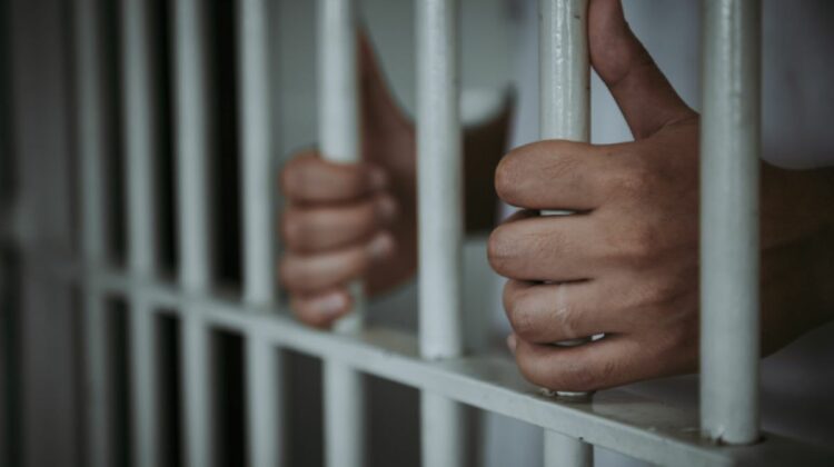 VIDEO Un chișinăuian ar putea fi condamnat la ani grei de pușcărie! A fost prins cu droguri