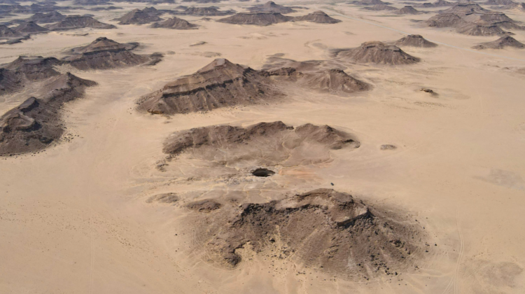 FOTO În deșert a apărut o gaură misterioasă. „Fântâna iadului” sau „Gura iadului”, îi fascinează pe oamenii de știință