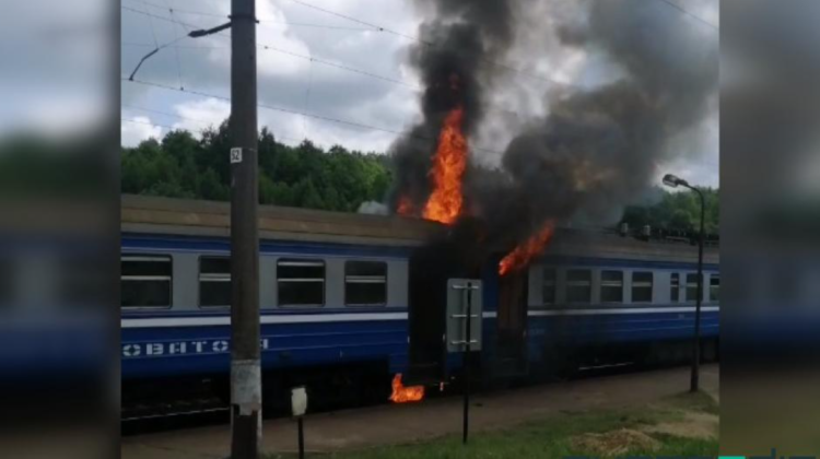 VIDEO Incendiu la vagonul unui tren electric, care se afla la o stație din Belarus