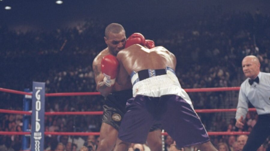 VIDEO Doamne Dumnezeule! Un luptător l-a imitat pe Tyson și i-a mușcat urechea adversarului