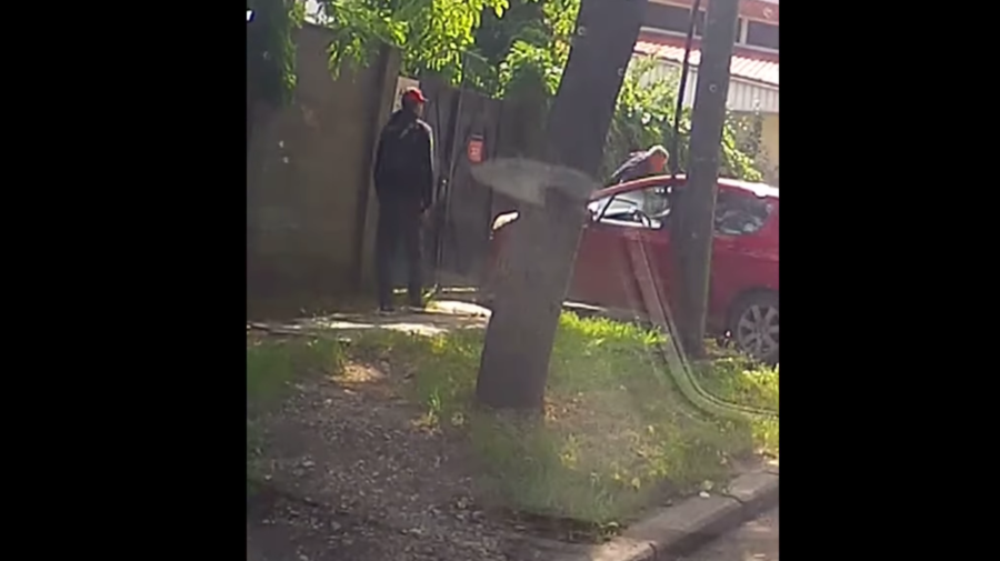 VIDEO Un pieton a fost filmat cum trece peste capota unei mașini parcate