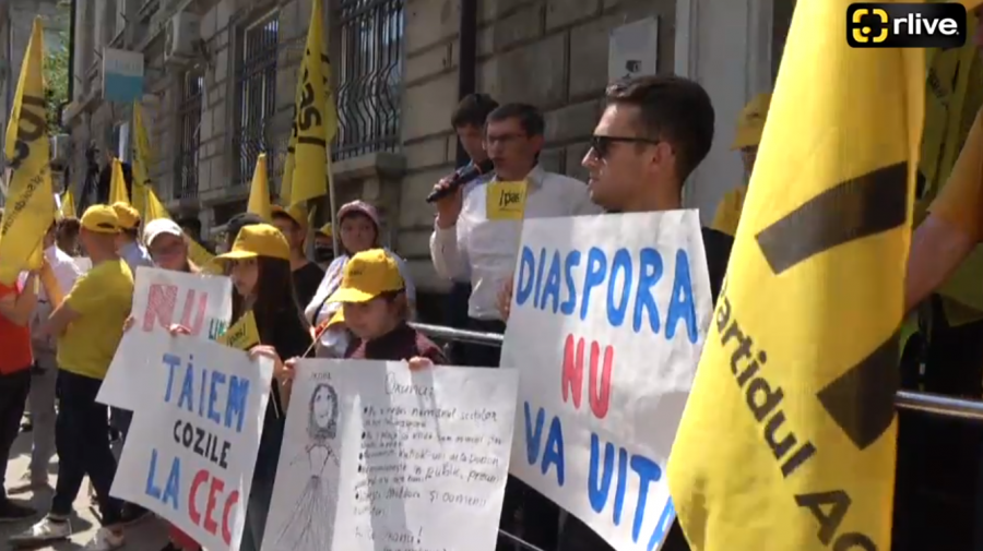 (VIDEO) CEC-ul „atacat” și astăzi de zeci de protestatari! Mulțimea scandează „Diaspora votează”