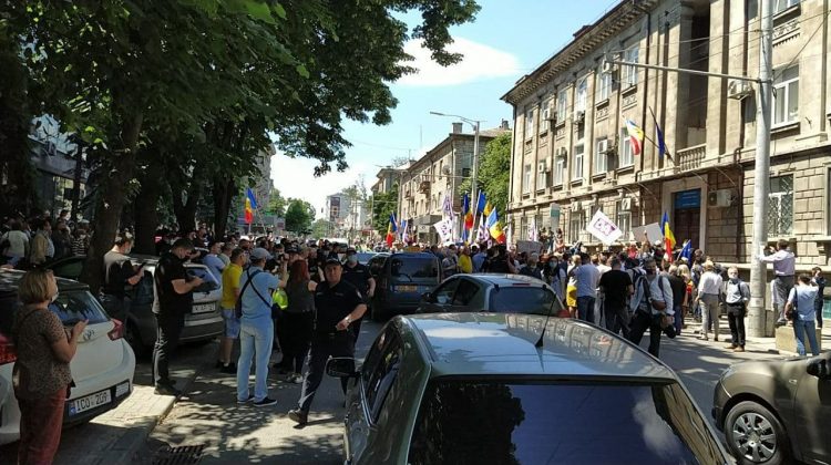 (FOTO,VIDEO) Protestul de la CEC a SISTAT forțat circulația pe strada Vasile Alecsandri