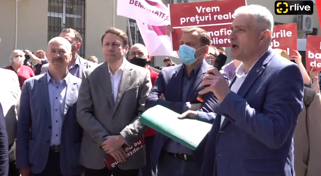 (VIDEO) Protest de amploare la Consiliul Concurenței. Oamenii scandează „Jos mafia!” și „Demisia!”