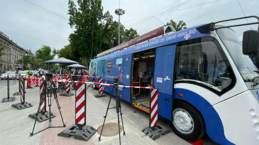 Adresele unde se vor afla astăzi punctele mobile de vaccinare: Troleibuzul în sectorul Centru și autobuzul în Durlești