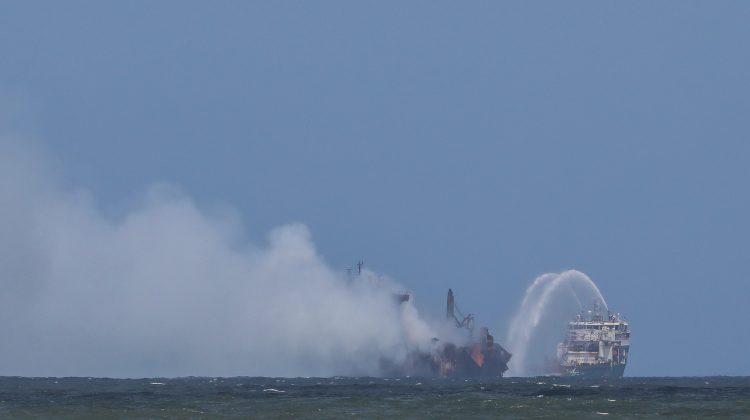 (FOTO) Catastrofă de proporții istorice – O navă care arde de 11 zile a acoperit cu petrol plajele din Sri Lanka