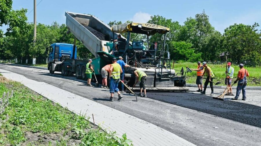 FOTO Municipalitatea s-a apucat serios de reconstrucția unui drum din Stăuceni! La ce etapă sunt lucrările
