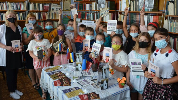 Constituția, pe înțelesul copiilor. 100 de exemplare, donate unei biblioteci, la 27 de ani de la adoptarea acesteia