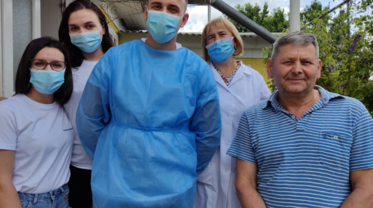 FOTO De la casă la casă, 15 echipe mobile au informat și vaccinat cetățenii din Briceni şi Edineț
