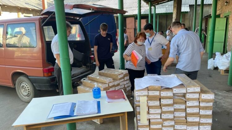 FOTO Sub supraveghere strictă a oamenilor legii, buletinele de vot au început a fi distribuite consiliilor electorale