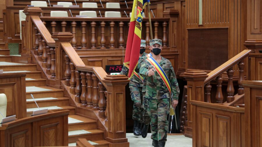 FOTO/VIDEO Militarii „au luat cu asalt” Parlamentul. Forfotă mare și pregătiri în toi