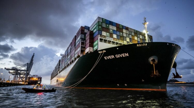 FOTO Spectaculos! Uriașa navă cargo care a blocat Canalul Suez a ajuns în portul Rotterdam