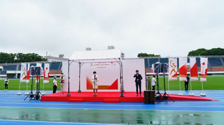 Flacăra olimpică a sosit la Tokyo! FOTO cu o ceremonie tristă, pe un stadion gol și în vreme de ploaie