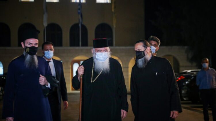 FOTO, VIDEO Greci în stradă împotriva vaccinării! Biserica Ortodoxă se implică. De partea cui e?