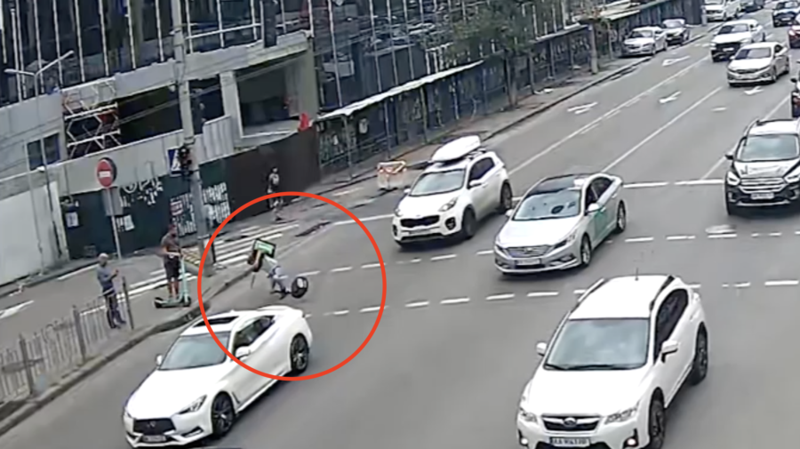 Monociclu și drumurile proaste, incompatibile! Momentul în care un tânăr cade printre mașini din cauza unei denivelări