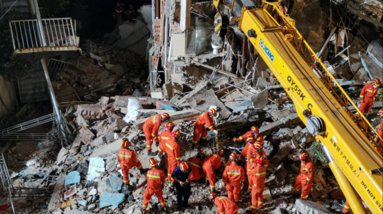 FOTO Groaznic! Un hotel din China s-a prăbușit din cauza renovărilor frecvente din ultimii ani. 17 oameni au murit