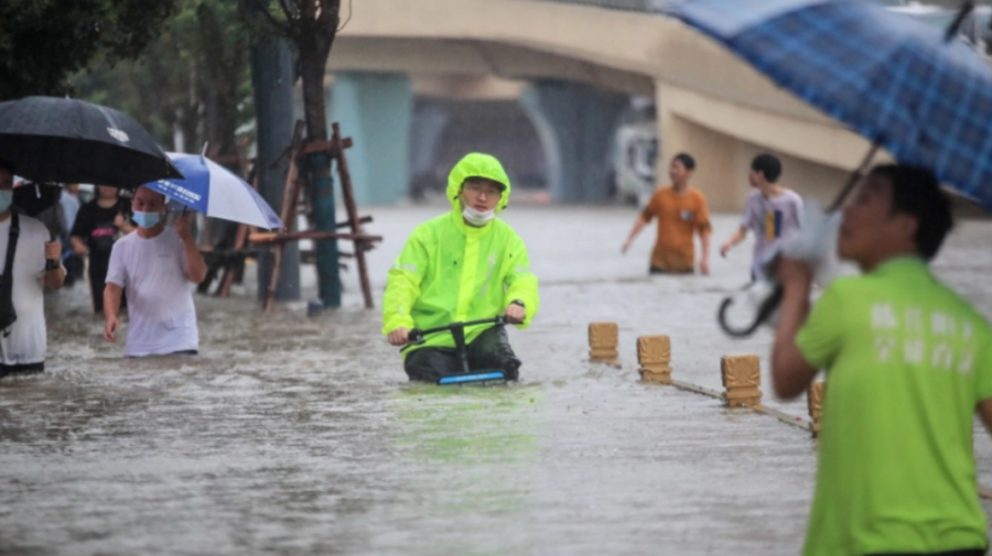 VIDEO Inundații de groază în centrul Chinei. Cel puțin 3 morți. Uite cum este salvată o femeie!