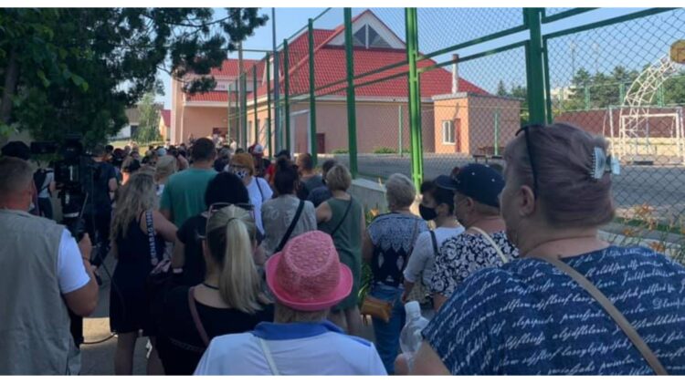 FOTO „Mai motivați ca niciodată”. Moldovenii din Transnistria fac coadă la urnele de vot din Varnița