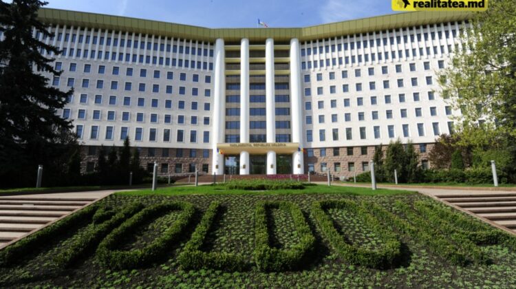 Parlamentul dă în chirie parcarea agenților economici din zonă. Propunerea lui Ceban de a fi publică, irealizabilă