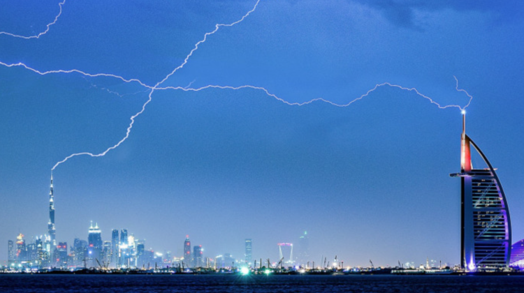 Emiratele Arabe Unite au „comandat” ploi artificiale pentru a opri un puternic val de căldură