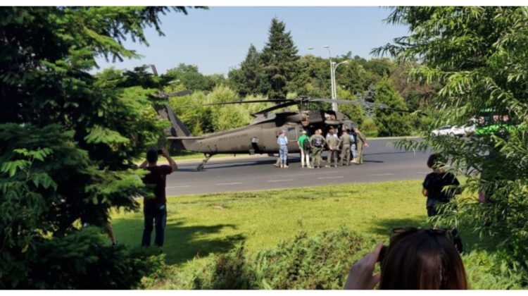 FOTO Incident major la București. Un elicopter american a aterizat forțat în Piața Charles de Gaulle din București