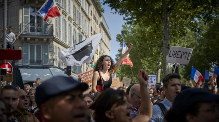 Franța cedează presiunii protestelor. Prezentarea green pass-ului în magazine, eliminate