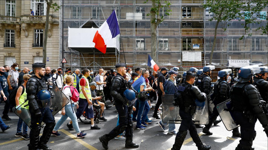 În pofida protestelor masive din Franța, a fost aprobat permisul de sănătate COVID, care permite accesul în localuri