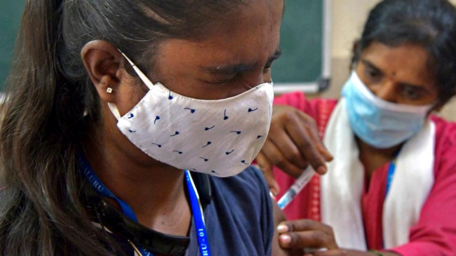 Mii de oameni au fost vaccinați cu saramură în India, dar li s-a spus că e vaccin anti-COVID-19