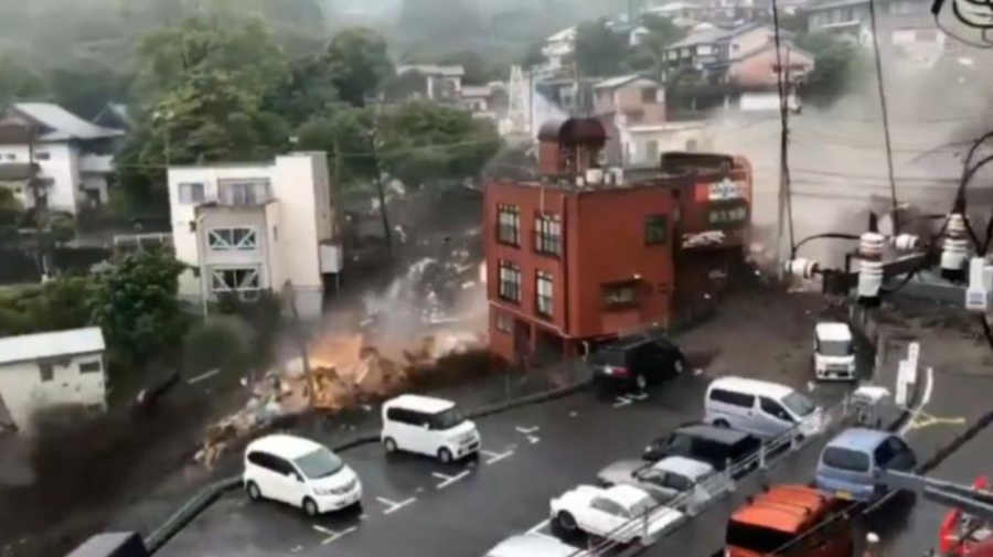 FOTO, VIDEO Mai multe persoane din Japonia, DISPĂRUTE. Momentul în care o alunecare de teren înghite case și mașini