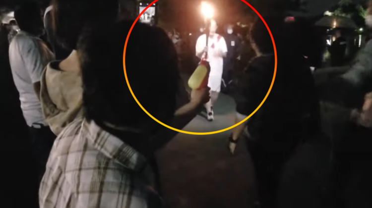 VIDEO O femeie a încercat să stingă flacăra olimpică cu un pistol cu apă. Imediat a fost înconjurată de polițiști!