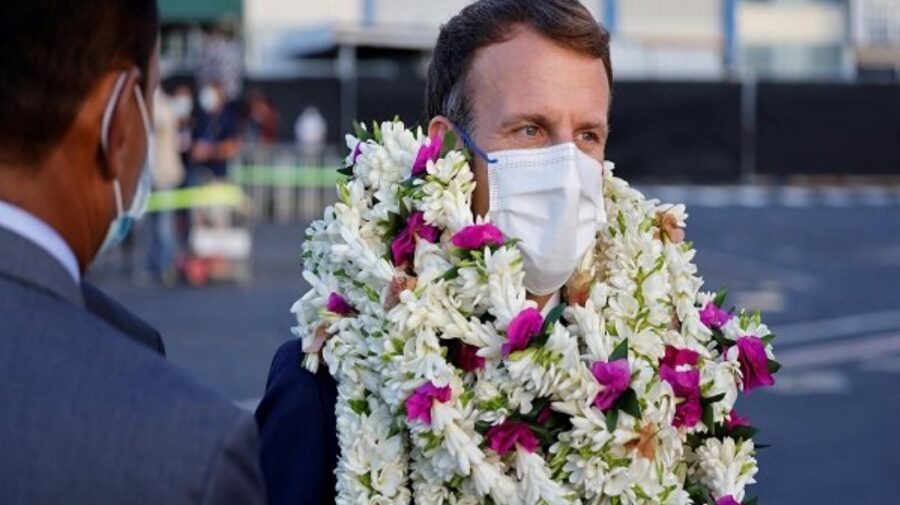 VIDEO Cum respiră? Macron, împotmolit în flori, în una din vizitele sale oficiale recente