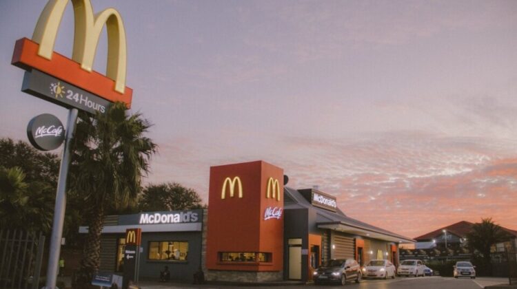 Un american a amenințat că va arunca în aer McDonald’s din cauza sosului