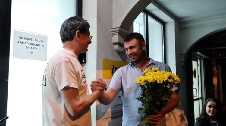 VIDEO Vasile Costiuc, chiar dacă nu a mai devenit deputat, a fost după miezul nopții la sediul PAS cu flori
