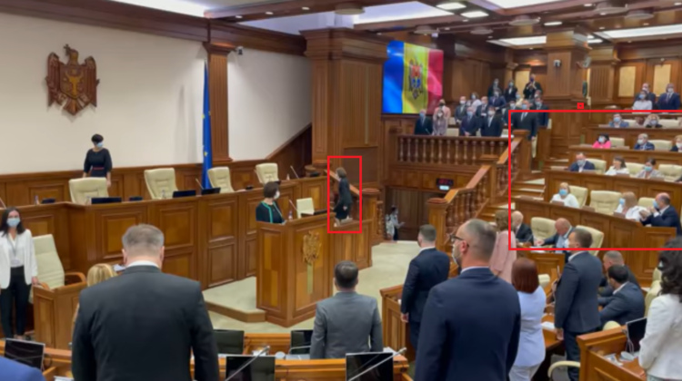 VIDEO Bădărănie și lipsă de respect. Deputații PSRM și PCRM nu s-au ridicat când în Maia Sandu a intrat în sală