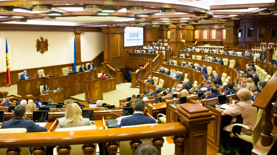 Circa 90 de pagini despre activitatea deputaților ce trec în istorie, redată în albumul Parlamentului legislatura a X