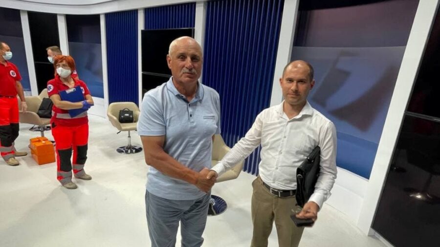 Împăcare, împăcare! Cosovan și Tofilat și-au dat mâna, după bătaia 18+ de la Jurnal TV