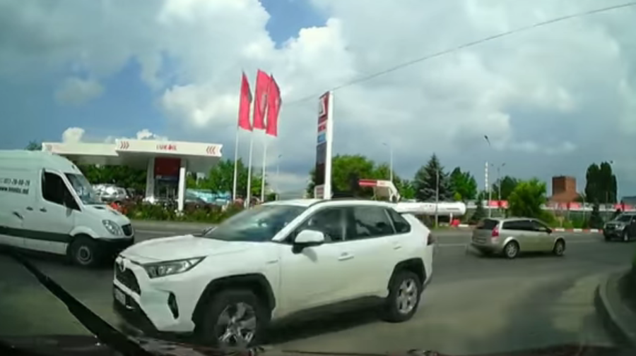 VIDEO A luat-o pe scurtătură! Momentul în care un șofer circulă nestingherit neregulamentar prin Chișinău
