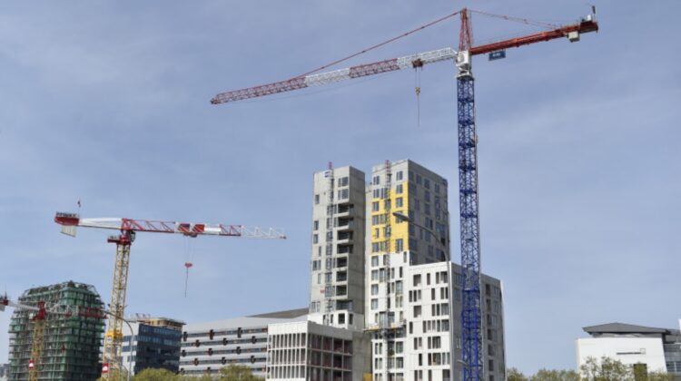 Dezvoltatorii imobiliari, în cădere liberă. Autorizațiile de construcție, reduse aproape în jumătate comparativ cu 2021